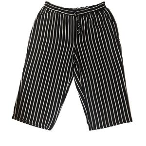 Striped Black and White Cropped Pants.wo7019